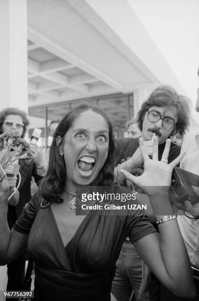 Joan Baez à l'aéroport d'Athènes le 30 juillet 1974, Grèce.