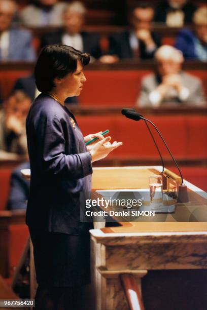 Martine Aubry à la tribune de l'Assemblée nationale le 15 septembre 1997 à Paris, France.