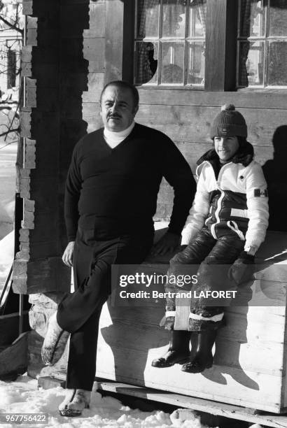 Adnan Khashoggi et son fils en vacances à Gstaad le 30 décembre 1976, Suisse.