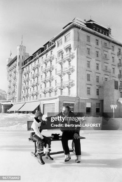 Adnan Khashoggi et son fils en vacances à Gstaad le 30 décembre 1976, Suisse.