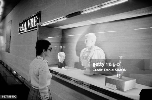 Moulage de la tête su sénateur romain Marcus Annius Verus à la station de métro 'Louvre' à Paris le 19 juin 1974, France.