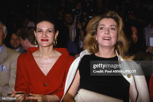 Paloma Picasso et Catherine Deneuve lors du défilé Saint-Laurent, collection haute-couture autome/hiver 89, Paris le 26 juillet 1989, France.