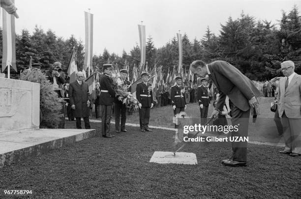 Valéry Giscard d'Estaing allume une flamme lors des célébrations du 30ème anniversaire de la bataille de Mont Mouchet en juin 44, le 23 juin 1974,...