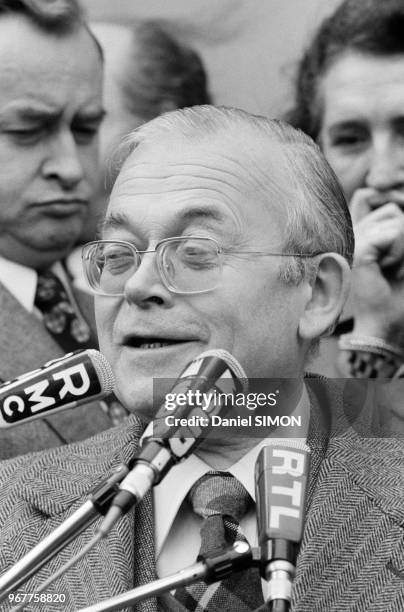 André Bergeron, secrétaire général de Force Ouvrière, répond aux journalistes après un entretien avec le président Giscard d'Estaing à Paris le 23...