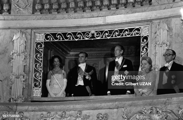 Mohammad Reza Pahlavi, Valéry Giscard d'Estaing et Anne-Aymone Giscard d'Estaing assistent à un ballet à Versailles lors de la visite officielle du...