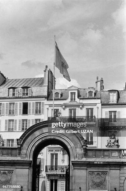Le drapeau iranien sous la Dynastie Pahlavi flotte sur l'entrée de l'Elysée lors de la visite officielle du Chah d'Iran à Paris le 26 juin 1974,...