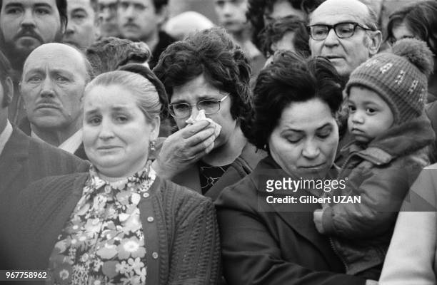 La mère du petit Philippe Bertrand assassiné par Patrick Henry lors de ses obsèques à Troyes le 20 février 1976, France.