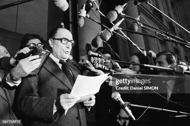 François Mitterrand répond aux journalistes après un entretien avec le président Giscard d'Estaing au Palais de l'Elysée à Paris le 28 mars 1978,...