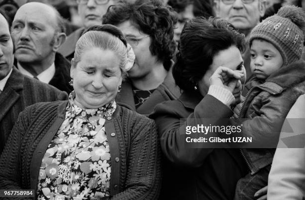 La mère du petit Philippe Bertrand assassiné par Patrick Henry lors de ses obsèques à Troyes le 20 février 1976, France.