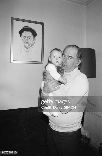 Achille Zavatta chez lui en compagnie de sa femme et de son fils à Paris le 18 mars 1976, France.