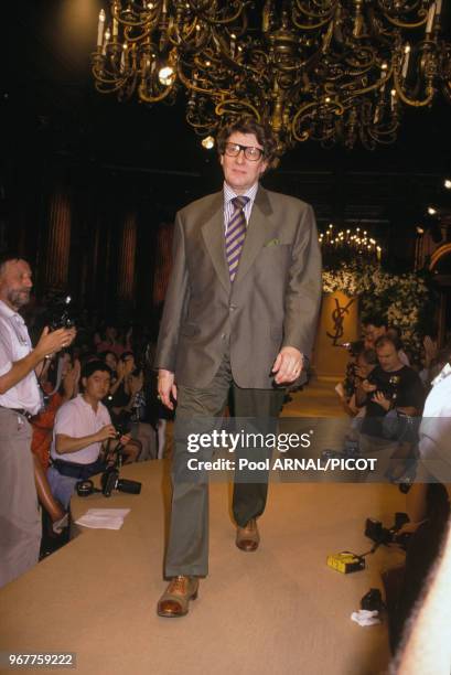 Yves Saint-Laurent sur le podium lors de son défilé, collection haute-couture autome/hiver 89, Paris le 26 juillet 1989, France.