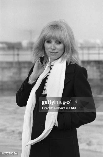 Mireille Darc sur une plage de la Baule le 18 mars 1976, France.