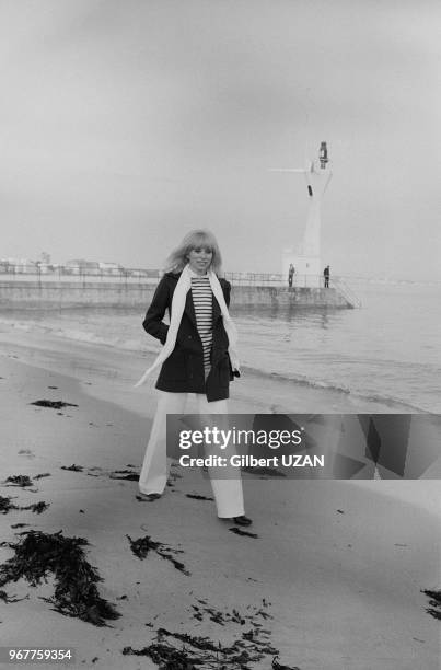 Mireille Darc sur une plage de la Baule le 18 mars 1976, France.