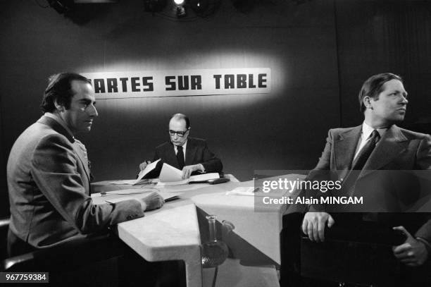 François Mitterrand est interviewé par Jean-Pierre Elkabbach et Alain Duhamel à l'émission 'Cartes sur Table' lors des élections législatives à...