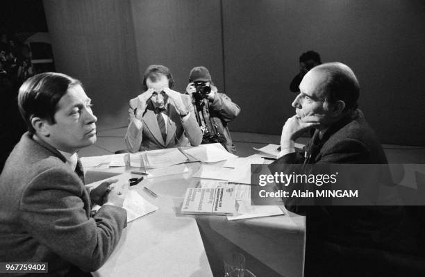 François Mitterrand est interviewé par Jean-Pierre Elkabbach et Alain Duhamel à l'émission 'Cartes sur Table' lors des élections législatives à...