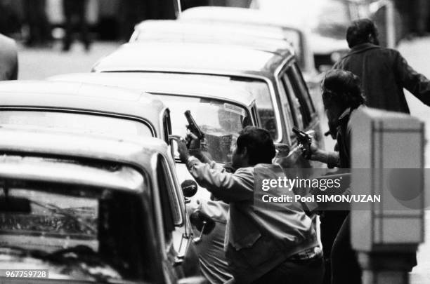 Policiers lors de la prise d'otages à l'ambassade d'Irak par un membre de l'OLP à Paris le 31 juillet 1978. Un policier français sera tué par des...