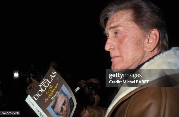 Acteur Kirk Douglas a la cinematheque du Palais de Chaillot, tenant ses mémoires 'Le fils du chiffonnier', le 26 janvier 1989, a Paris, France.