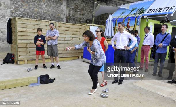 La maire de Paris Anne Hidalgo joue à la pétanque lors de l'inauguration de Paris Plage à Paris, France le 19 juillet 2014 - En arrière-plan, Colombe...