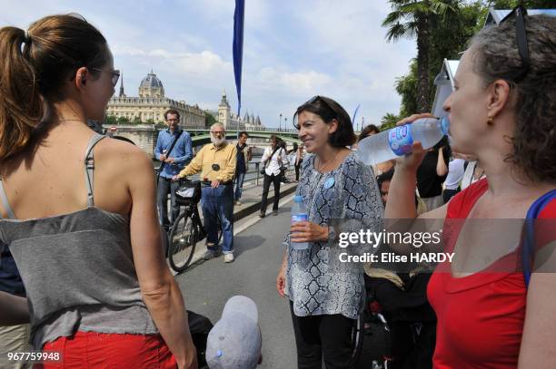 La maire de Paris Anne Hidalgo et Colombe Brossel, adjointe chargée des Espaces verts, de la Nature, de la Biodiversité, inaugurent Paris Plage à...