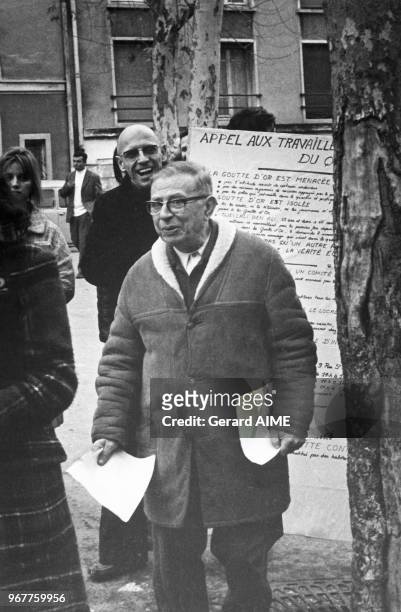 Jean-Paul Sartre et Michel Foucault manifestant après l'assassinat de Djilali Ben Ali, dans la rue de la Goutte d?Or, à Paris, le 27 novembre 1971,...