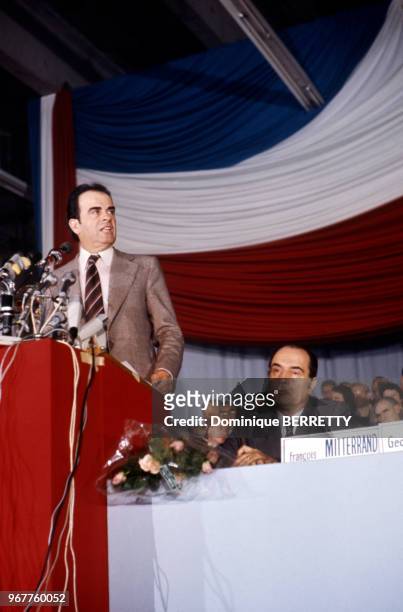 Les homme politiques français François Mitterrand et Georges Marchais lors d'un meeting politique de la Gauche, au Palais des Expositions de la porte...