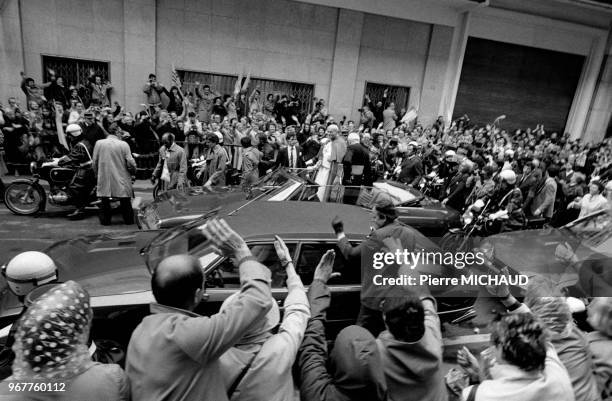 Le pape Jean-Paul II saluant la foule de sa voiture lors de sa visite à Paris, le 31 mai 1980, France.