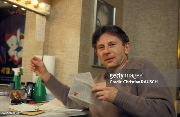 Roman Polanski dans sa loge lisant du courrier le 27 février 1988 a Paris, France.