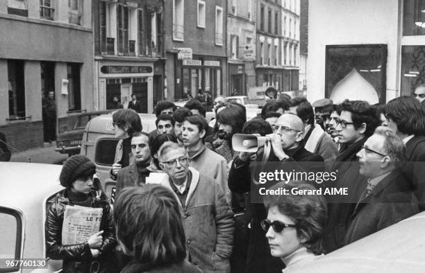 Jean-Paul Sartre et Michel Foucault manifestant après l'assassinat de Djilali Ben Ali, dans la rue de la Goutte d?Or, à Paris, le 27 novembre 1971,...