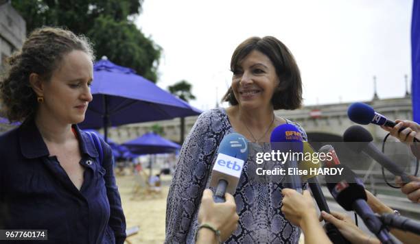 La maire de Paris Anne Hidalgo avec Colombe Brossel, adjointe chargée des Espaces verts, de la Nature, de la Biodiversité, inaugurent Paris Plage à...