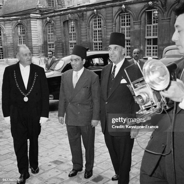 Arrivée du Président tunisien Tahar Ben Ammar à l'Hôtel Matignon à Paris, France le 17 août 1954.