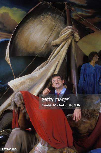 Humoriste Pierre Desproges au 'Musee Grevin', personnage improvise au milieu de la representation du 'Radeau de la Meduse', le 24 mars 1986 a Paris,...