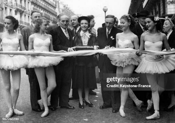 André Meunier et François-Alphonse Ecker, les maires des 1er et 2ème arrondissements de Paris, aidés par quatre petits rats de l'opéra, ont coupé le...