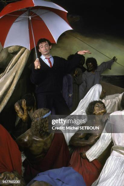 Humoriste Pierre Desproges au 'Musee Grevin', personnage improvise au milieu de la representation du 'Radeau de la Meduse', le 24 mars 1986 a Paris,...