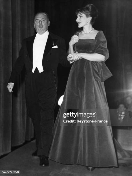 La cantatrice Maria Callas et l'ambassadeur italien Leonardo Vitetti à l'opéra Garnier à Paris, France, le 20 décembre 1958.