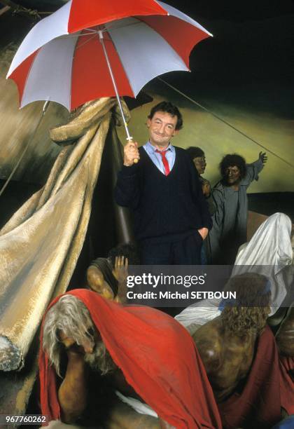 Humoriste Pierre Desproges au 'Musee Grevin', personnage improvise au milieu de la representation du 'Radeau de la Meduse', le 24 mars 1986 a Paris,...