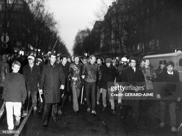 Manifestation des Comites Vietnam National CVN dans le quartier Latin durant laquelle les rues sont rebaptisees rue du Vietnam heroique, a droite...