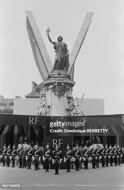 Discours de Charles de Gaulle sur la place de la République, pour la présentation de la nouvelle constitution, à Paris, le 4 septembre 1958, France.
