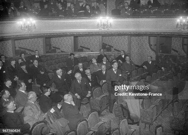 Dans la salle de spectacle, Monsieur Georges Huisman , directeur général aux Beaux-Arts, prononce un discours, derrière lui on reconnait Monsieur...