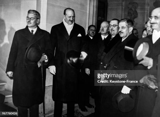 De gauche à droite, le chancelier Schuschnigg, Messieurs Flandin, Berger-Waldenegg et Laval photographiés quelques instants après l'arrivée du...