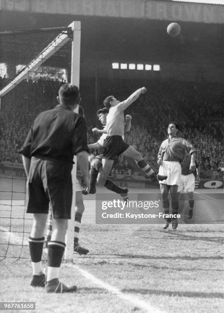 Le stade français bat Metz par 2 à 1 au parc des princes à Paris, France, le 30 mai 1953 - Ici, le gardien de but de Metz François Remetter dégage le...