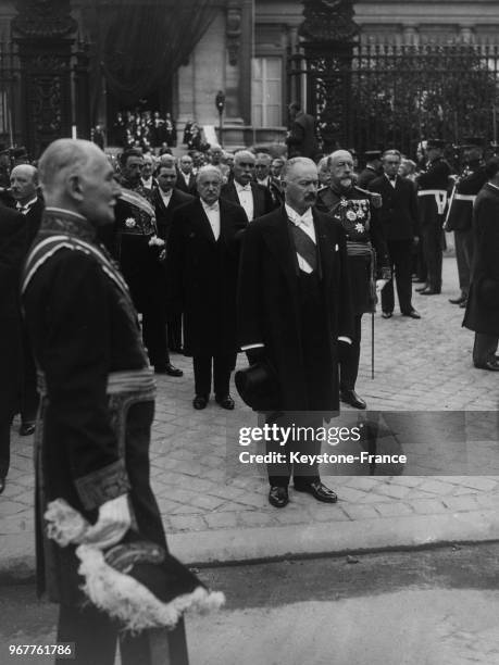 Le Président de la République Albert Lebrun dans la cour du ministère des Affaires étrangères pendant la levée du corps, à Paris, France le 13...