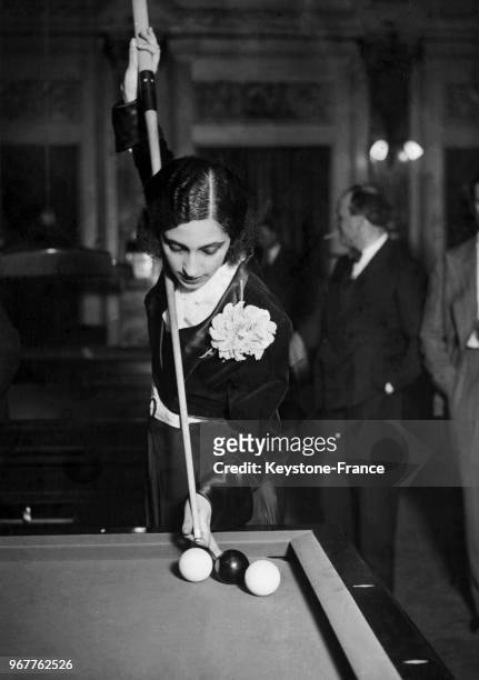 La concurrente la princesse Yasmine d'Ouezzan lors du premier championnat féminin de billard au Billard Palace à Paris en France, le 16 juin 1932.