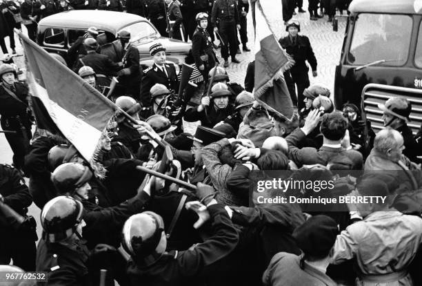 Manifestation d'associations d'anciens combattants à Paris, en réaction à l'éxécution de soldats français par le FLN en Algérie, le 13 mai 1958,...