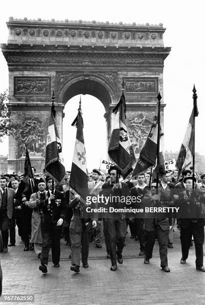Manifestation d'associations d'anciens combattants à Paris, en réaction à l'éxécution de soldats français par le FLN en Algérie, le 13 mai 1958,...