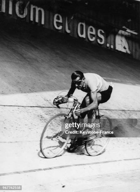 Arrivée d'Antonin Magne au vélodrome Buffalo, vainqueur du 'Grand Prix des Nations', à Paris, France le 16 septembre 1934.