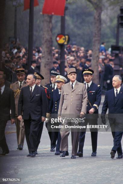 Georges Pompidou, Charles de Gaulle et Pierre Messmer lors de la commémoration du 25ème anniversaire de la libération de Paris, sur les...