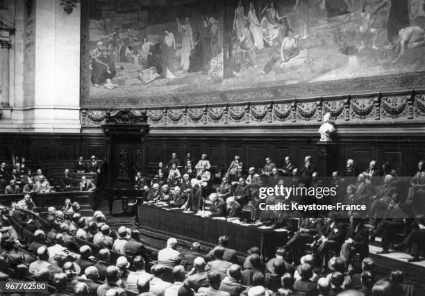 Discours de la physicienne et Prix Nobel de chimie française Marie Curie lors du Congrès international du Radium dans le grand amphithéâtre de la...