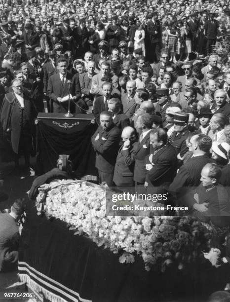 Jean-Louis Barrault prononce un discours d'adieu aux funérailles de Louis Jouvet à Paris, France le 21 août 1951.