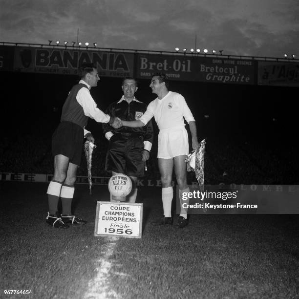 Les capitaines Robert Jonquet et Miguel Munoz se serrant la main lors de la finale de la coupe d'Europe de football où le Real Madrid a battu...
