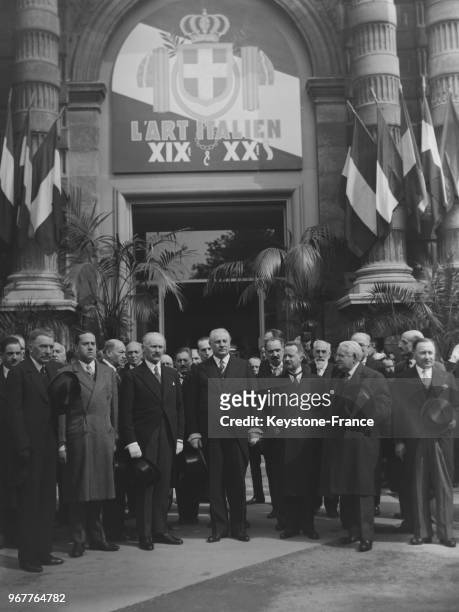Après l'inauguration, les personnalités sortent du musée du Jeu de Paume avec de gauche à droite, Messieurs Langeron, Lebrun et Guichard, derrière...